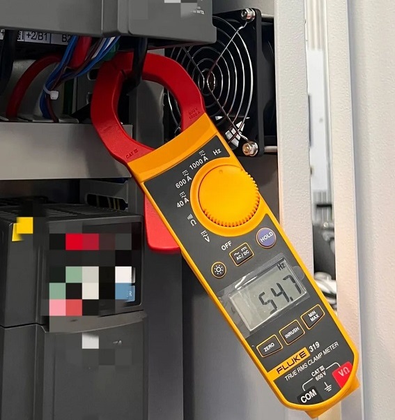 319还特别增加了频率测试功能，测试时直接旋转拨盘到频率档位，使用钳口即可直接测试。